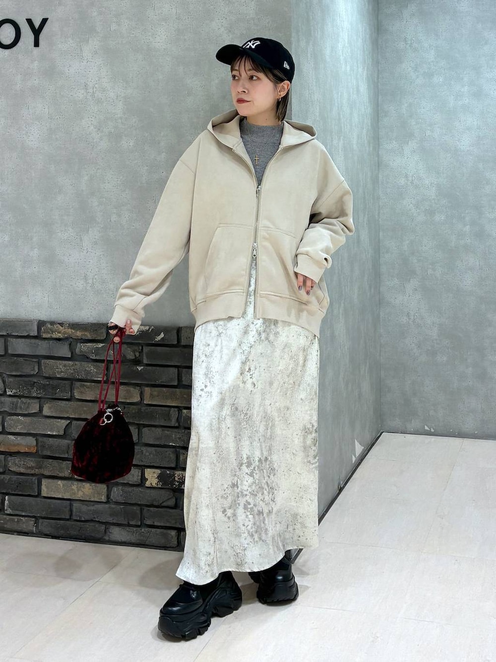 ブラック系のスニーカー、ベージュ系のパーカー、グレー系のニット/セーターを着用したレディースの冬コーディネートの2枚目の写真