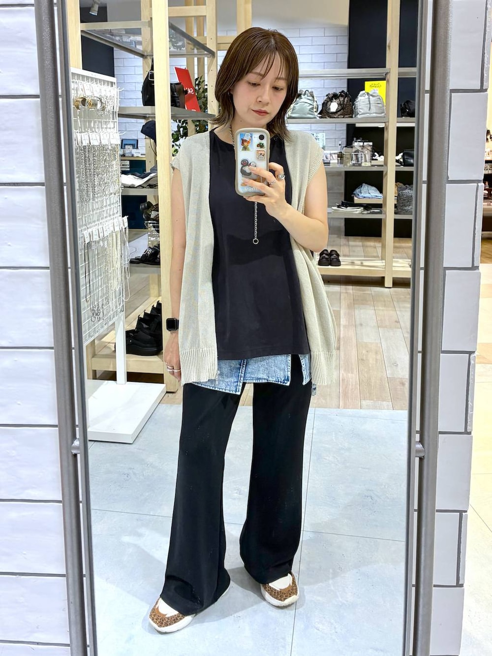ブラック系のTシャツ/カットソー、ベージュ系のベスト、ブラック系のその他パンツを着用したレディースの夏コーディネートの7枚目の写真