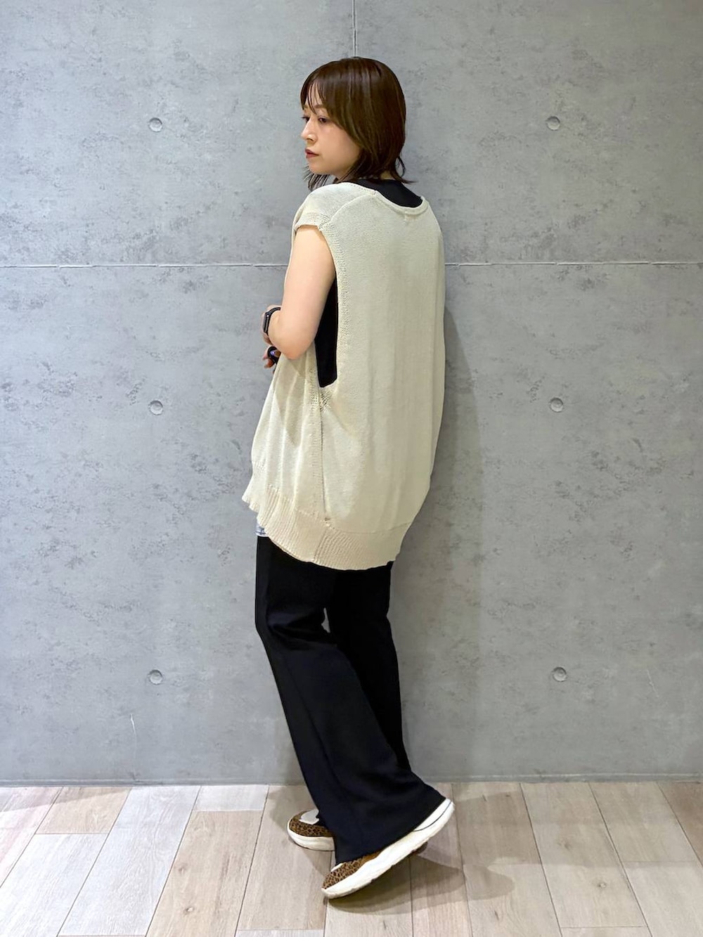 ブラック系のTシャツ/カットソー、ベージュ系のベスト、ブラック系のその他パンツを着用したレディースの夏コーディネートの2枚目の写真