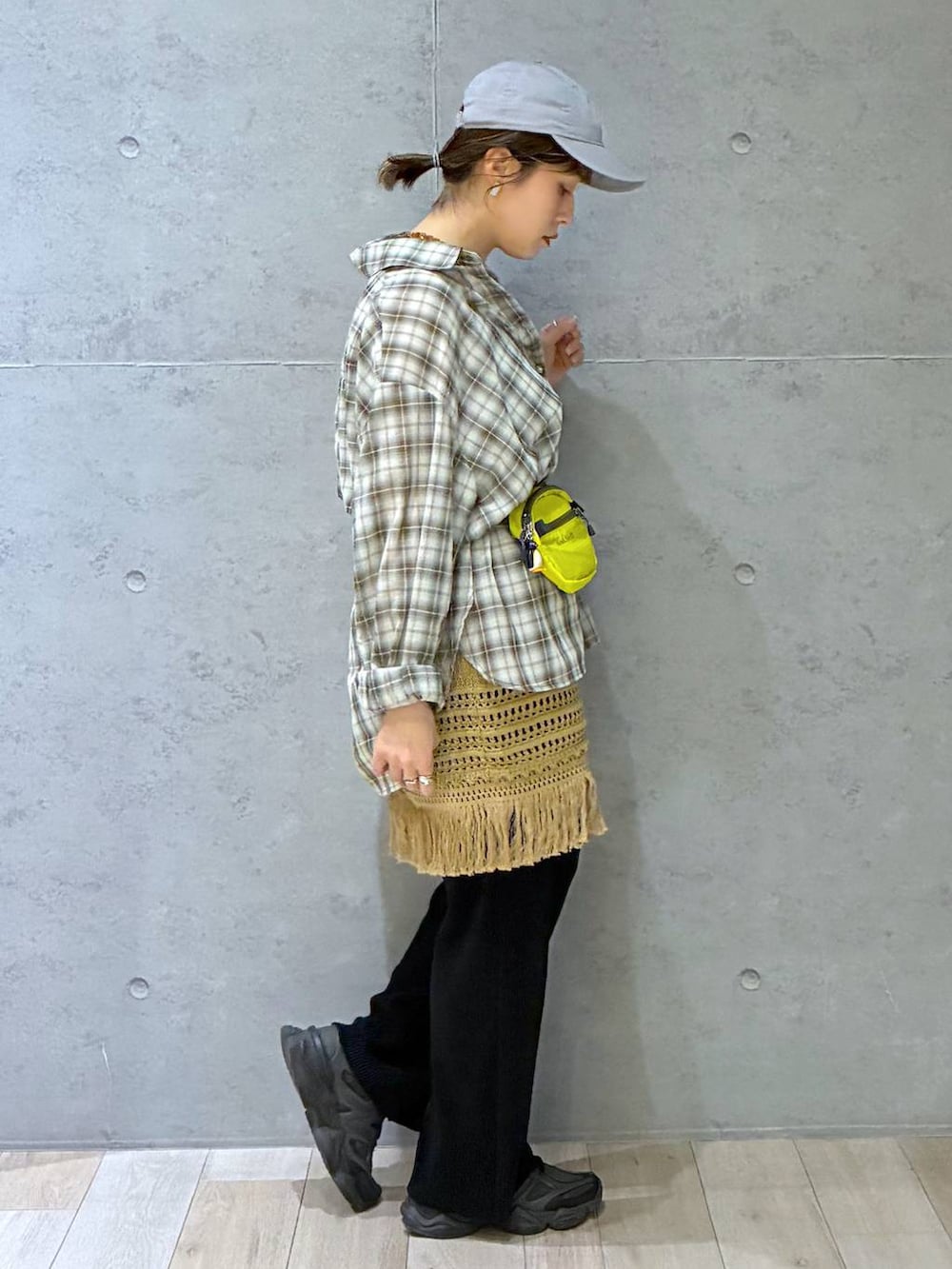 ブラック系のその他パンツ、ベージュ系のスカート、ブラウン系のシャツ/ブラウスを着用したレディースの春コーディネートの5枚目の写真