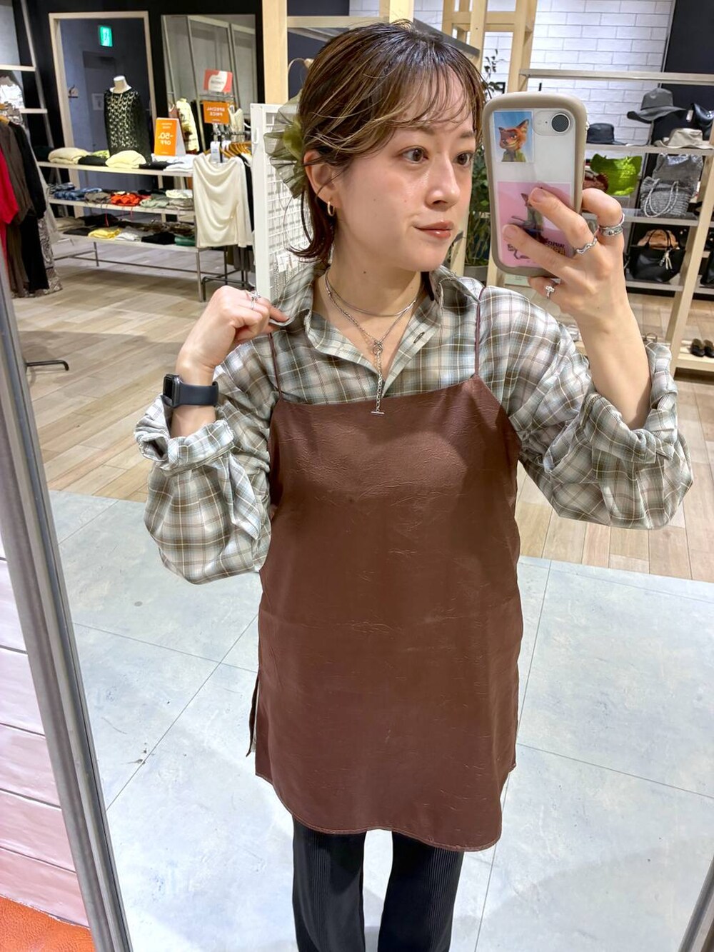 ブラック系のその他パンツ、ブラウン系のシャツ/ブラウス、ブラウン系のキャミソールを着用したレディースの春コーディネートの4枚目の写真