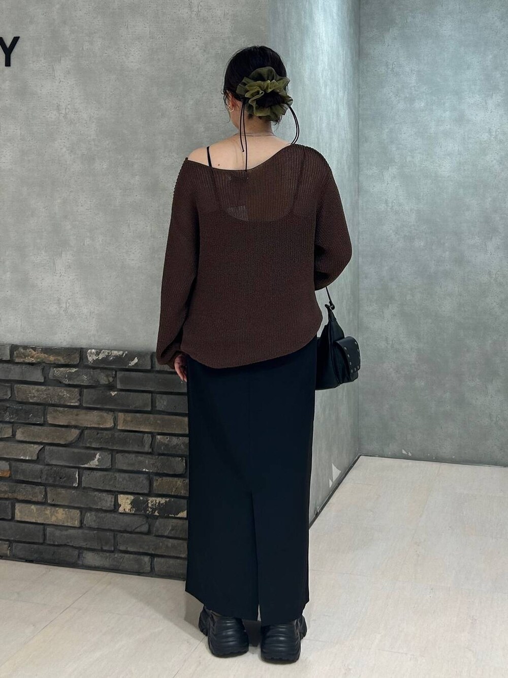 ブラウン系のブーツ、ブラック系のキャミソール、ブラウン系のニット/セーターを着用したレディースの秋コーディネートの7枚目の写真