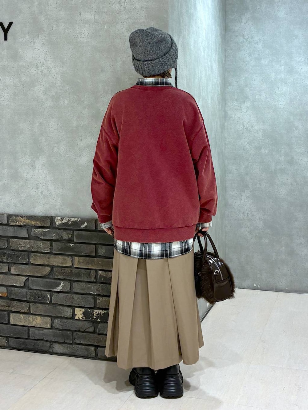 ブラック系のブーツ、レッド系のスウェット、ブルー系のシャツ/ブラウスを着用したレディースの秋コーディネートの5枚目の写真