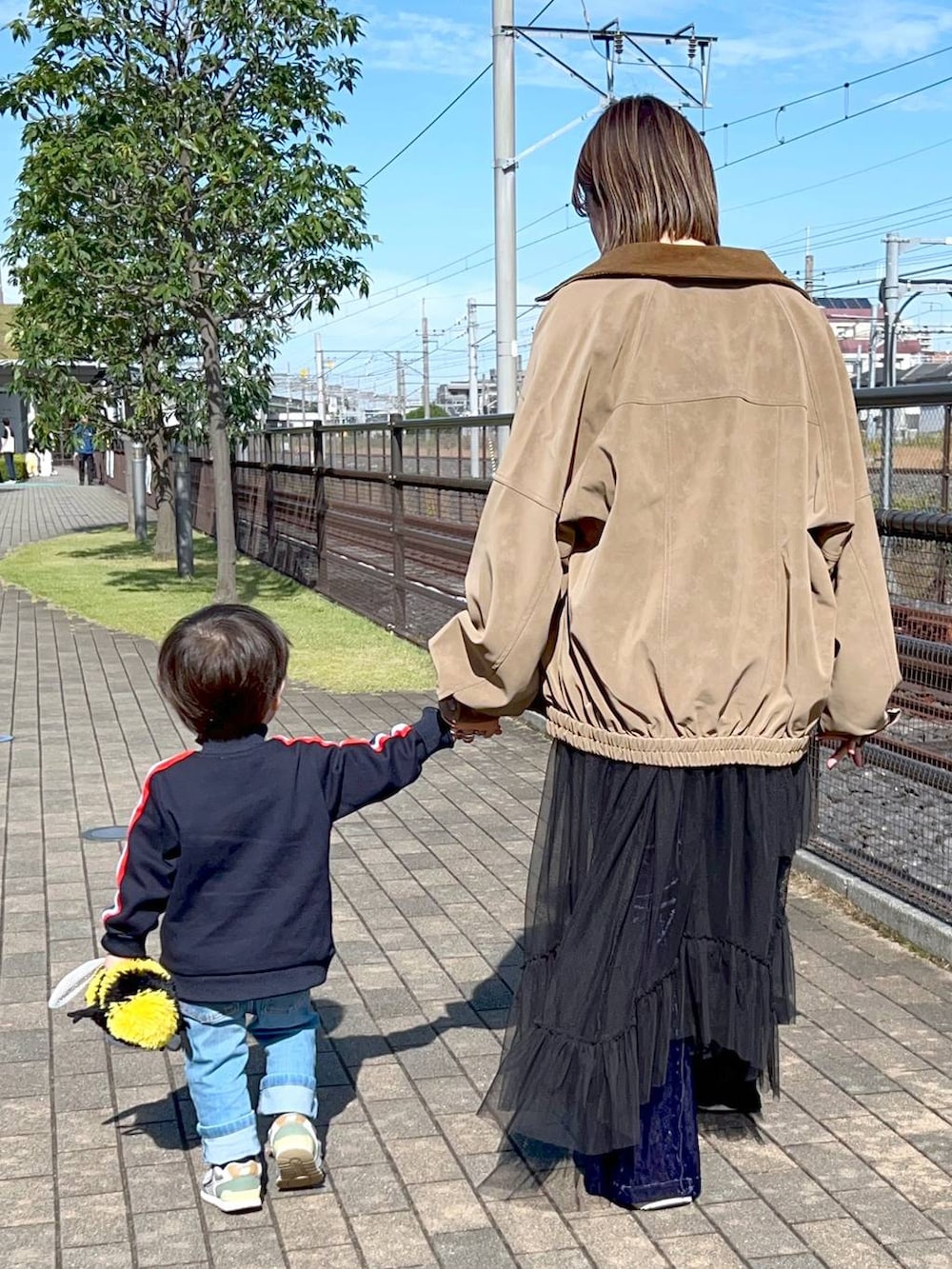 ブルー系のその他パンツ、ブラック系のスカート、ベージュ系のブルゾンを着用したレディースの秋コーディネートの6枚目の写真