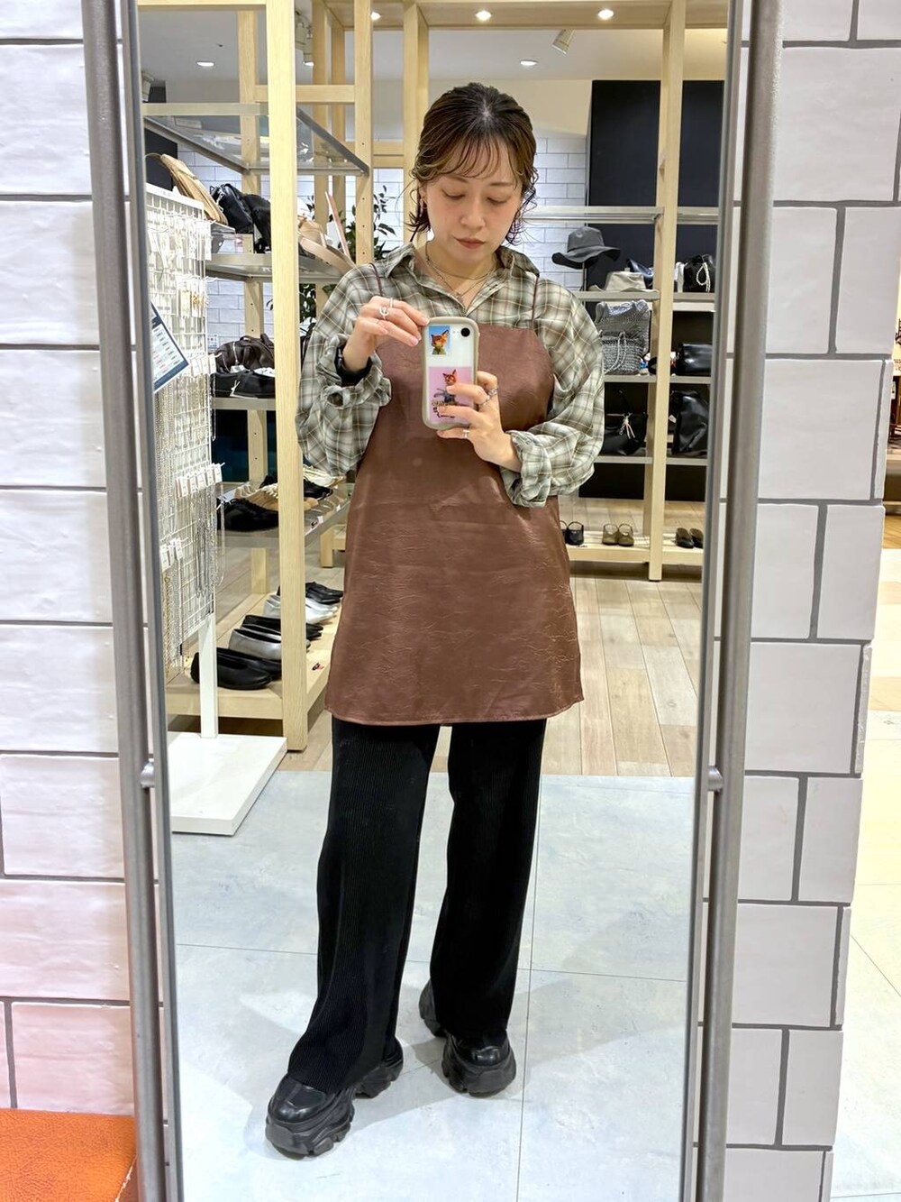 ブラック系のその他パンツ、ブラウン系のシャツ/ブラウス、ブラウン系のキャミソールを着用したレディースの春コーディネートの2枚目の写真