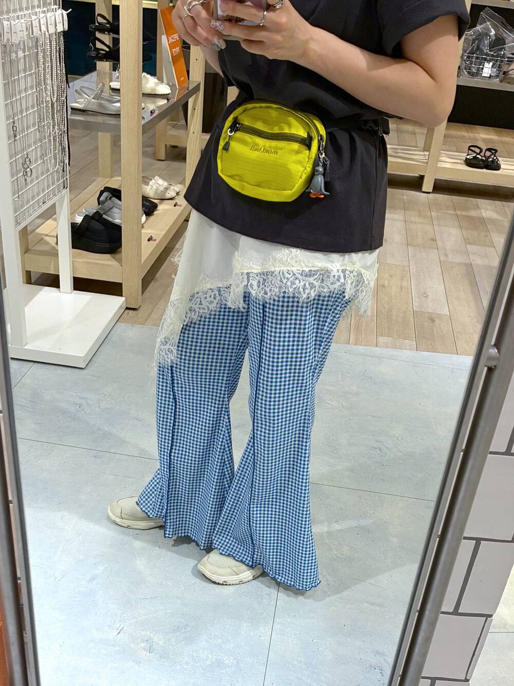 ブルー系のその他パンツ、ホワイト系のキャミソール、イエロー系のネックレスを着用したレディースの夏コーディネートの3枚目の写真