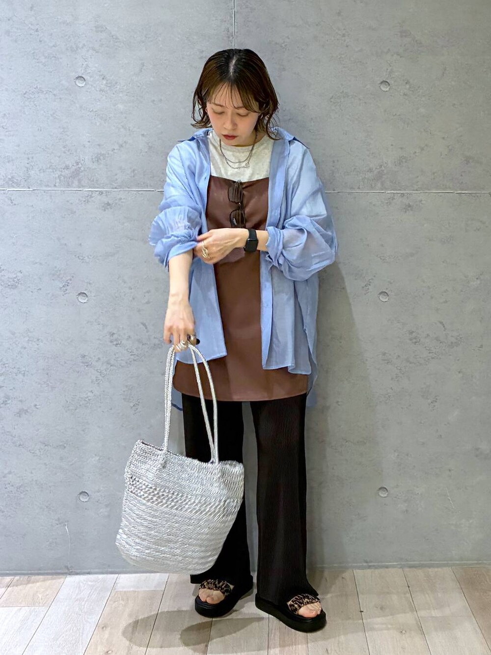 ブルー系のシャツ/ブラウス、ブラウン系のその他パンツ、その他のサンダルを着用したレディースの春コーディネートの2枚目の写真