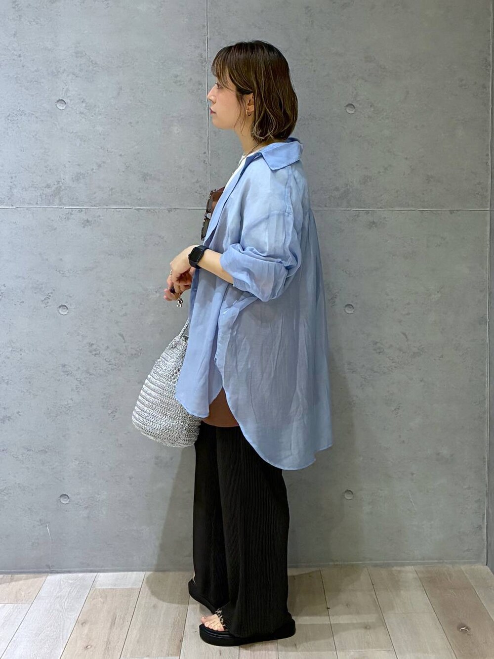 ブルー系のシャツ/ブラウス、ブラウン系のその他パンツ、その他のサンダルを着用したレディースの春コーディネートの3枚目の写真