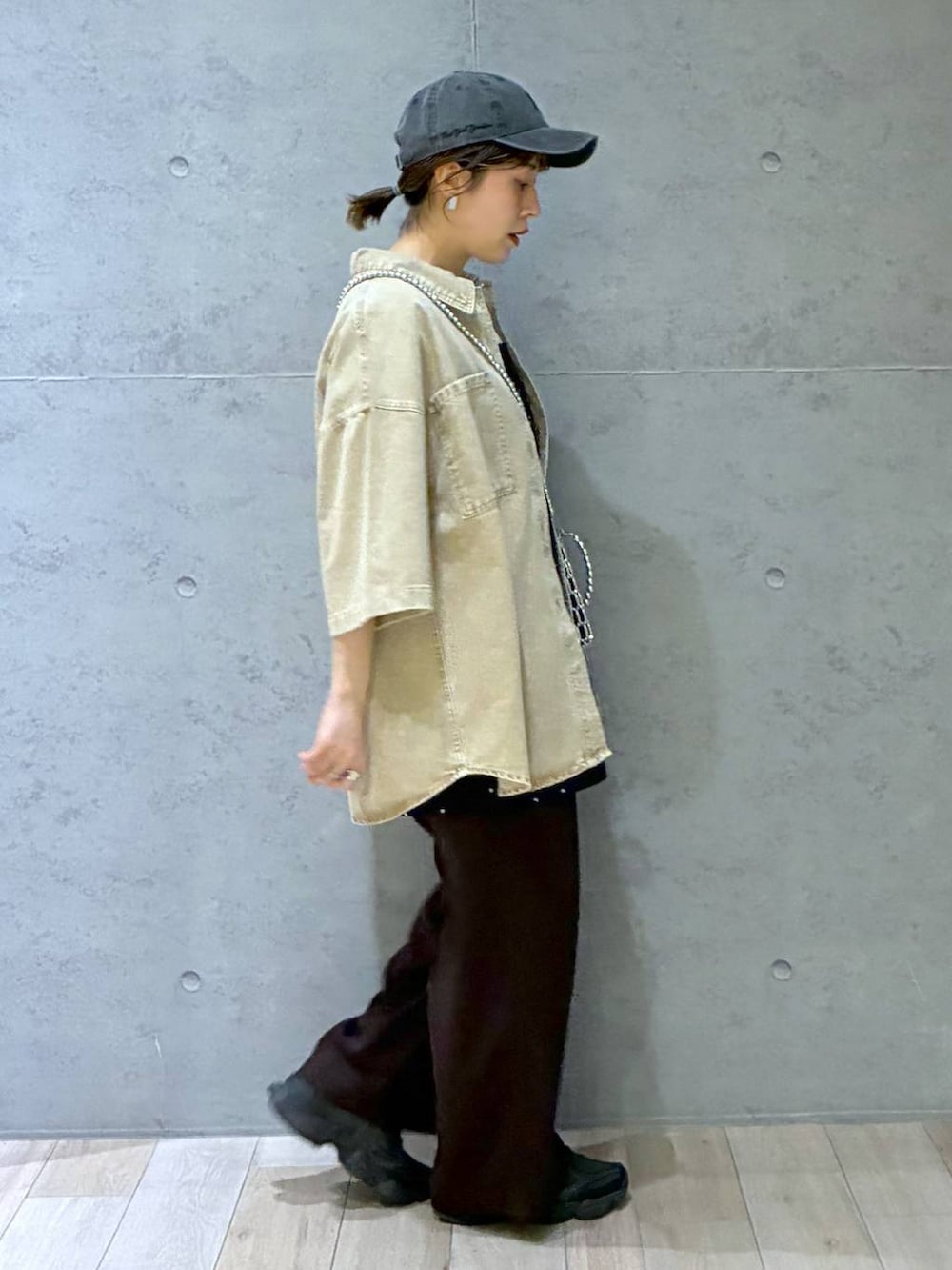 ブラウン系のその他パンツ、ベージュ系のシャツ/ブラウス、シルバー系のショルダーバッグを着用したレディースの春コーディネートの5枚目の写真