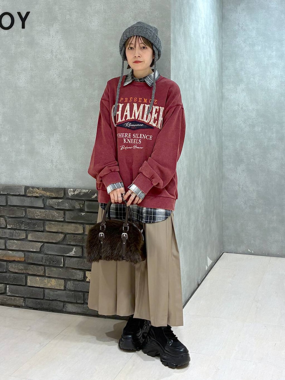 ブラック系のブーツ、レッド系のスウェット、ブルー系のシャツ/ブラウスを着用したレディースの秋コーディネートの2枚目の写真