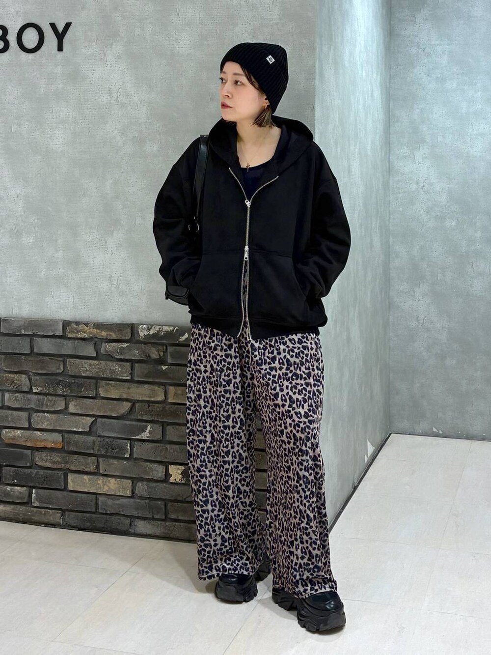ブラック系のスニーカー、ブラック系のパーカー、ブルー系のTシャツ/カットソーを着用したレディースの秋コーディネートの8枚目の写真