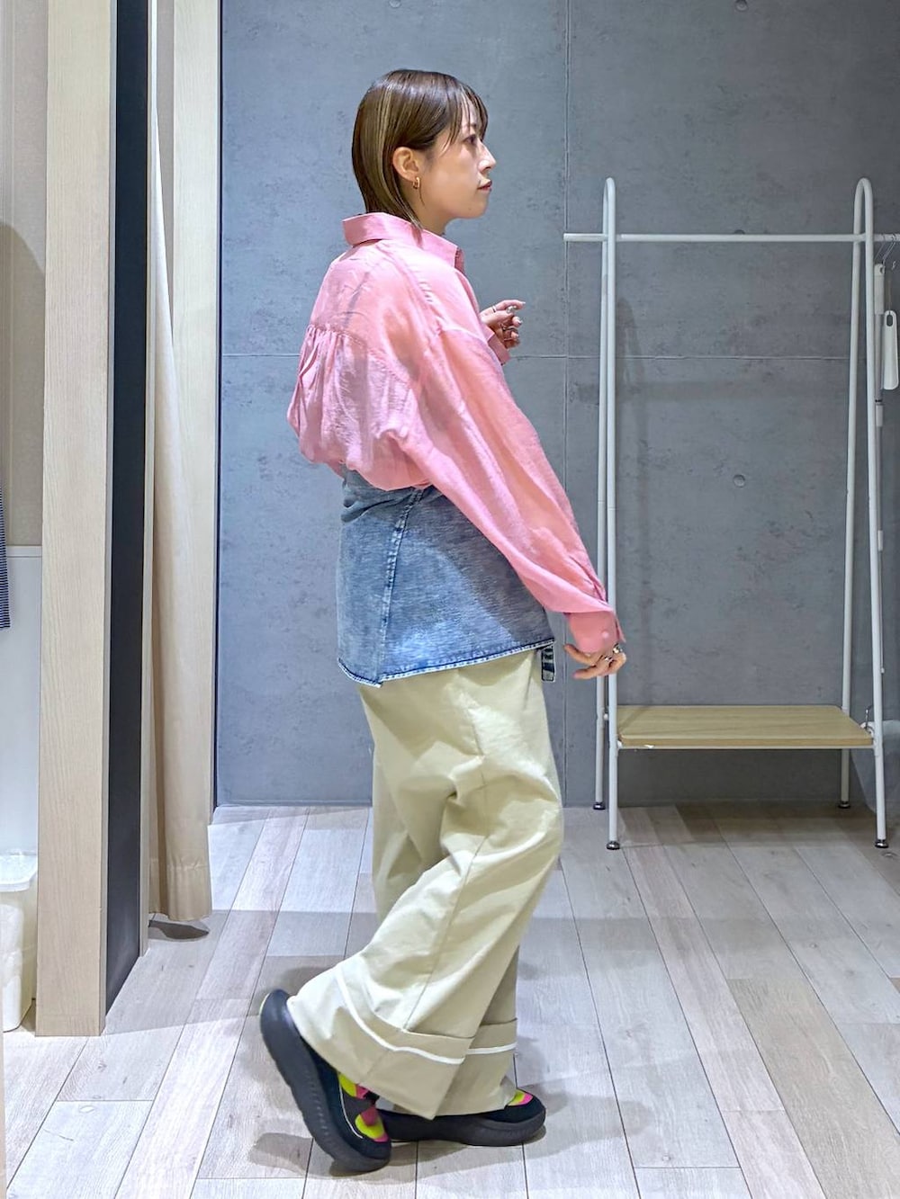 ピンク系のシャツ/ブラウス、ベージュ系のその他パンツ、ブルー系のベルトを着用したレディースの春コーディネートの3枚目の写真