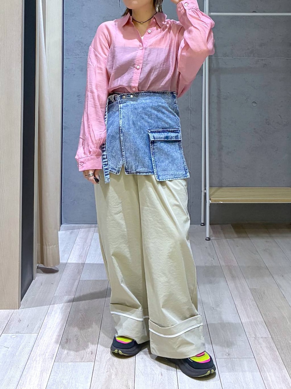 ピンク系のシャツ/ブラウス、ベージュ系のその他パンツ、ブルー系のベルトを着用したレディースの春コーディネートの5枚目の写真