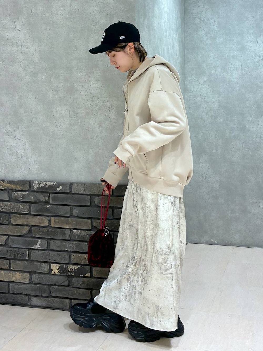 ブラック系のスニーカー、ベージュ系のパーカー、グレー系のニット/セーターを着用したレディースの冬コーディネートの6枚目の写真