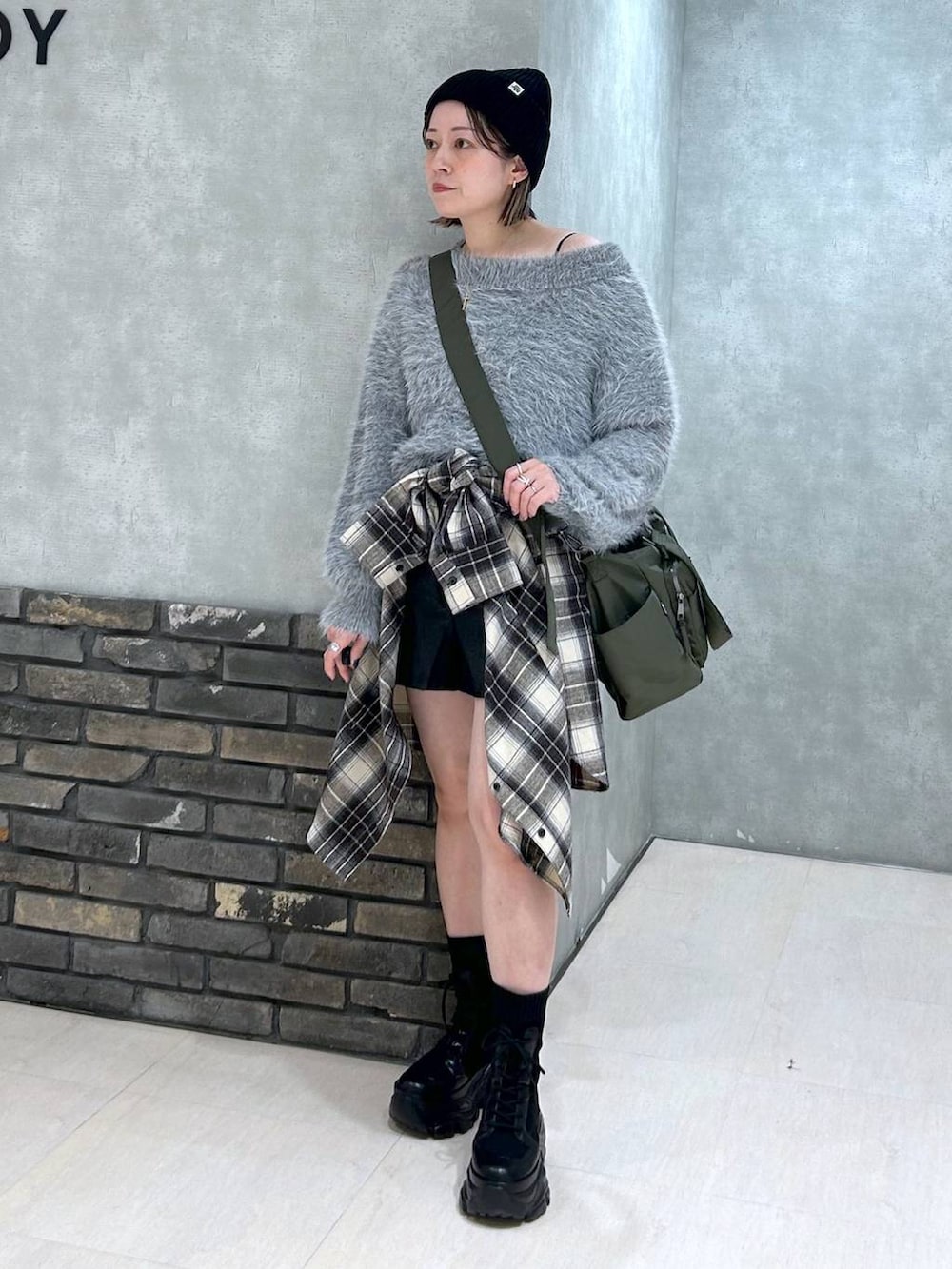 ブラック系のブーツ、グリーン系のボストンバッグ、ブラック系のその他パンツを着用したレディースの秋コーディネートの7枚目の写真