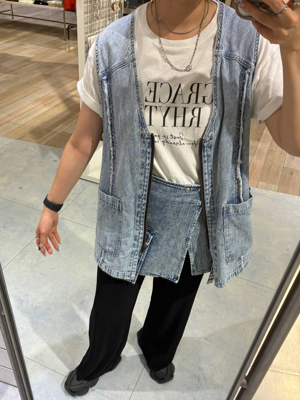 ブラック系のその他パンツ、ホワイト系のTシャツ/カットソー、ブルー系のベストを着用したレディースの夏コーディネートの5枚目の写真
