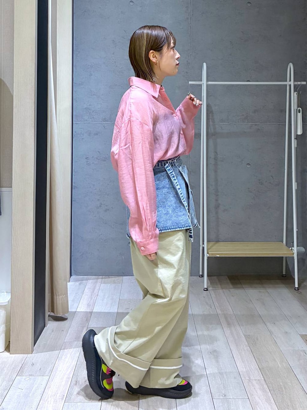 ピンク系のシャツ/ブラウス、ベージュ系のその他パンツ、ブルー系のベルトを着用したレディースの春コーディネートの4枚目の写真