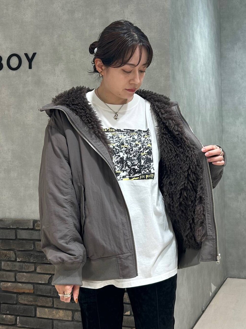 ブラック系のスニーカー、ブラウン系のブルゾン、ブラック系のその他パンツを着用したレディースの秋コーディネートの7枚目の写真