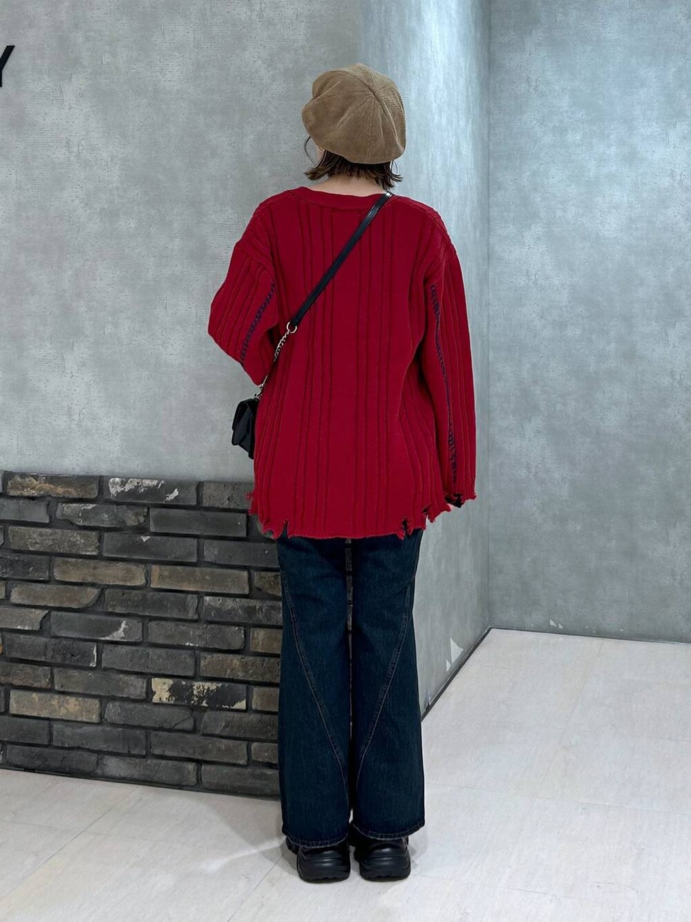 ブラック系のスニーカー、ブルー系のデニムパンツ、その他のハンドバッグを着用したレディースの秋コーディネートの6枚目の写真