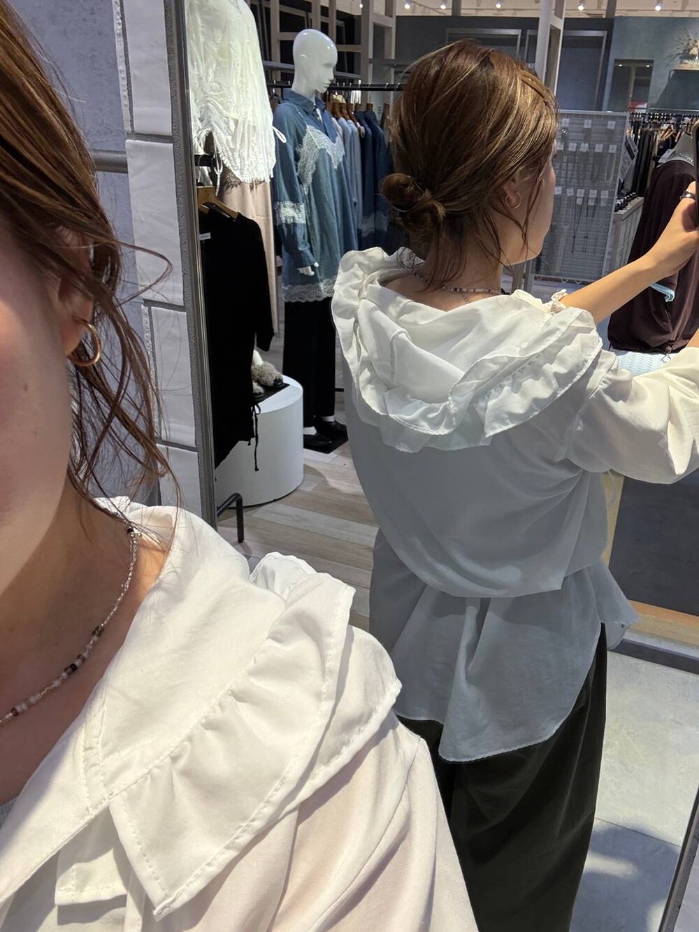 ホワイト系のシャツ/ブラウス、グリーン系のその他パンツ、ブラック系のベルトを着用したレディースの夏コーディネートの4枚目の写真