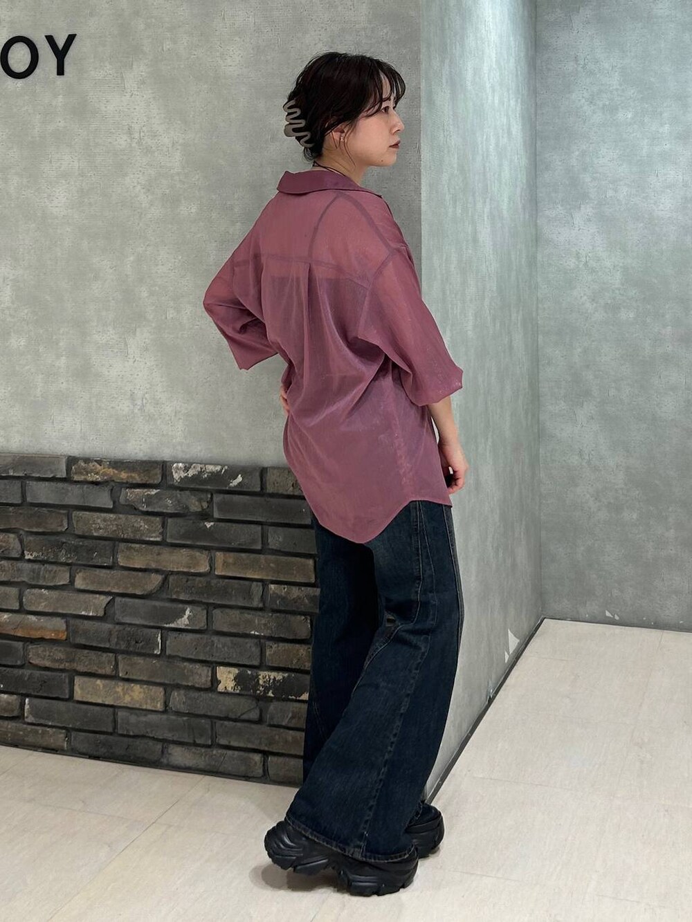 ブラック系のスニーカー、レッド系のシャツ/ブラウス、ブルー系のデニムパンツを着用したレディースの夏コーディネートの4枚目の写真