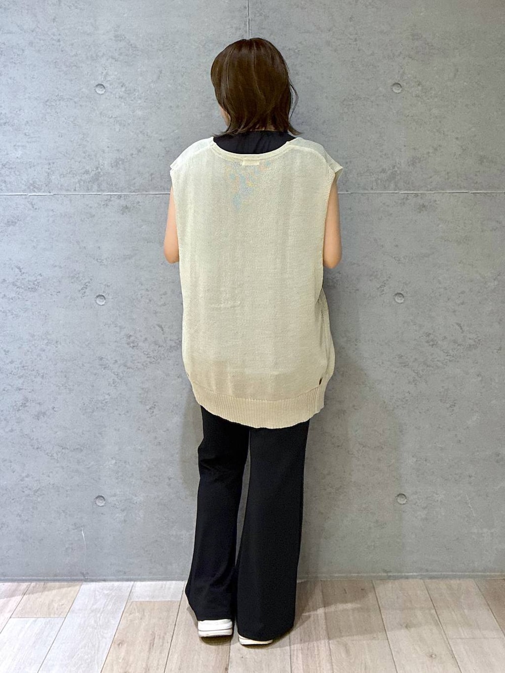 ブラック系のTシャツ/カットソー、ベージュ系のベスト、ブラック系のその他パンツを着用したレディースの夏コーディネートの3枚目の写真