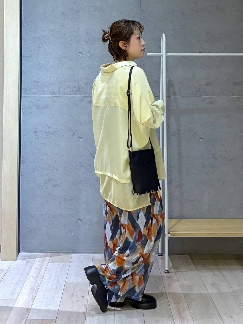 ブルー系のその他パンツ、ブラック系のサンダル、ブラック系のショルダーバッグを着用したレディースの春コーディネートの6枚目の写真