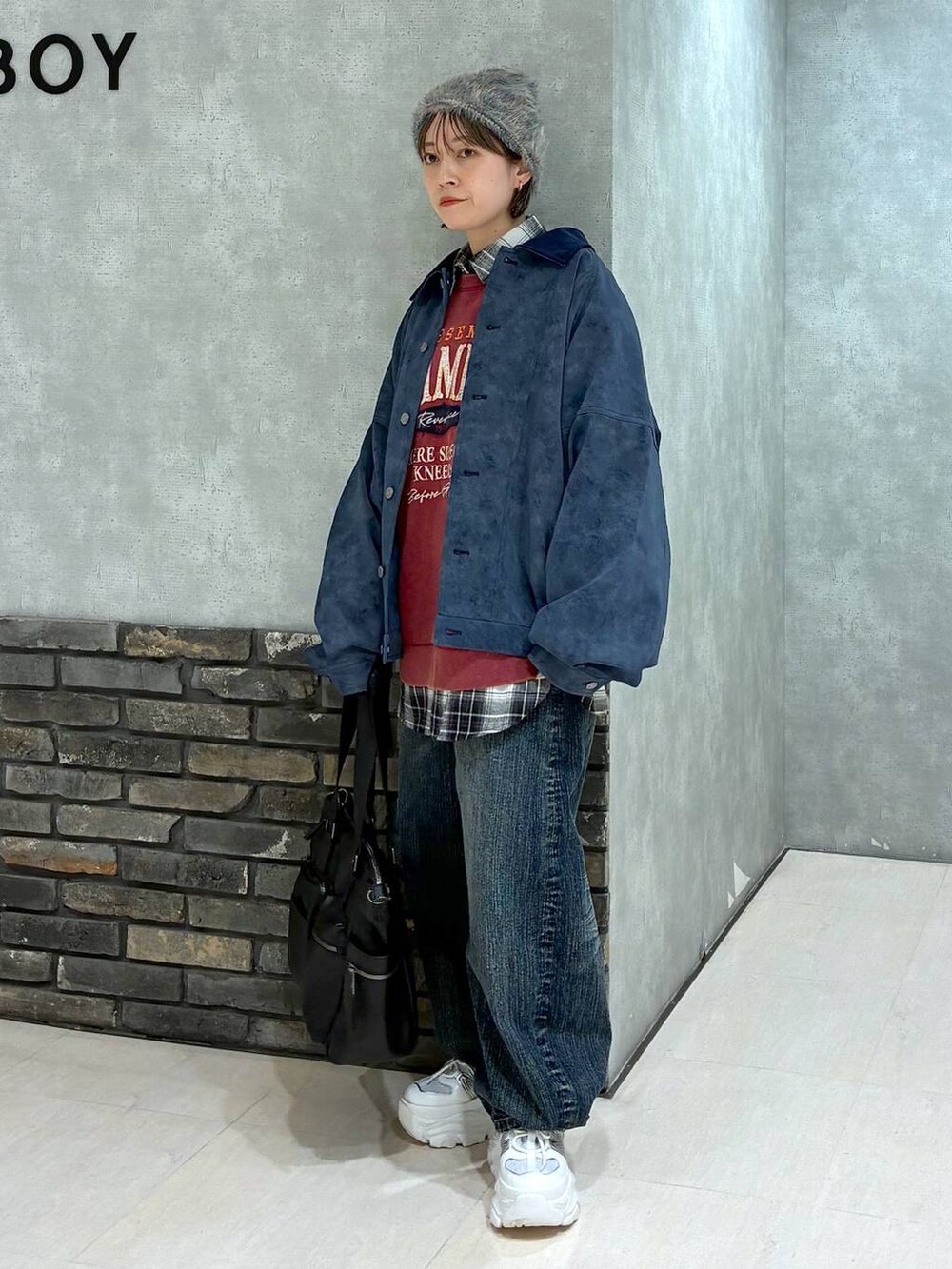 ホワイト系のスニーカー、ブラック系のボストンバッグ、レッド系のスウェットを着用したレディースの冬コーディネートの8枚目の写真