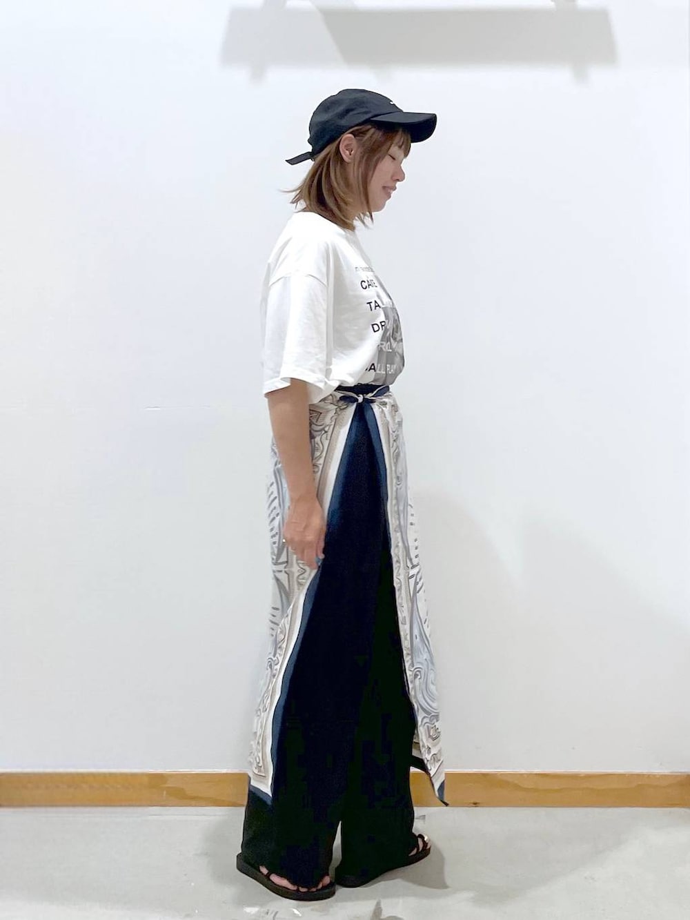 「カジュアル、体型カバー、ゆったり、Tシャツ、ヘビロッTEE_GLOBAL WORK、スカーフ、キャップ、ワイドパンツ、サンダル、セールコーデ、ママコーデ、ラフ、まちがいない服_GLOBAL WORK、楽ちんコーデ」｜「GLOBAL WORKのGOODデニムカーブパンツ/143956（デニムパンツ、ブルー系）」を使った、hihihinappiさん（レディース・161cm）の夏コーディネートの4枚目の写真