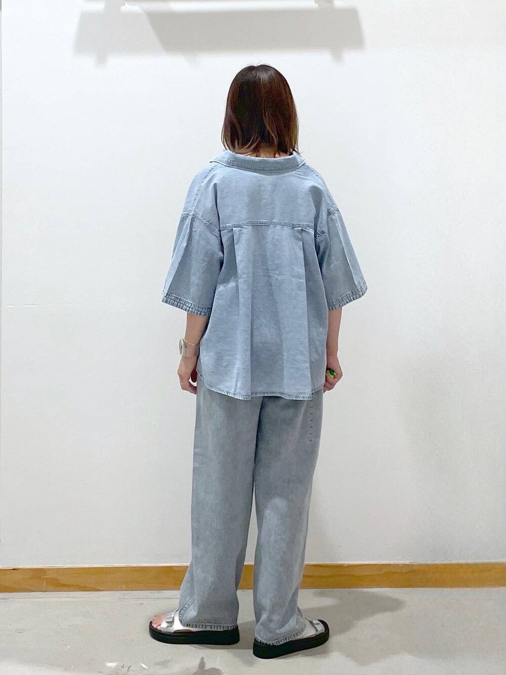 「デニムシャツ、デニムパンツ、タンクトップ、セールコーデ、まちがいない服_GLOBAL WORK、ネックレス、ベルト、サンダル、ラフ、楽ちんコーデ、カジュアル、体型カバー、ゆったり」|「GLOBAL WORKのGOODデニムバギーパンツ/118365(デニムパンツ、ブルー系)」を使った、hihihinappiさん(レディース・161cm)の夏コーディネートの4枚目の写真