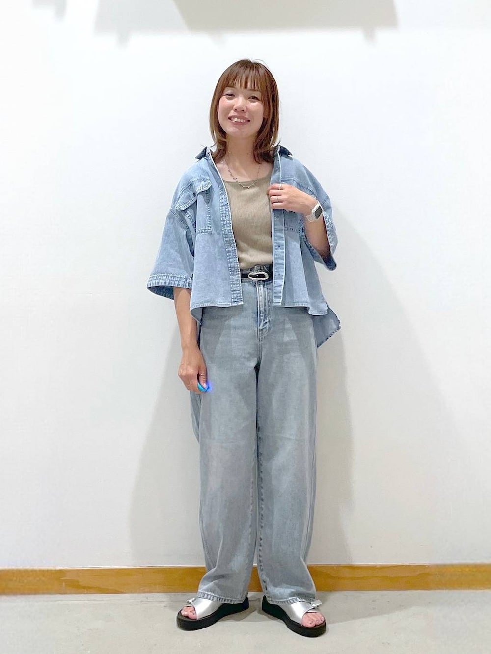 「デニムシャツ、デニムパンツ、タンクトップ、セールコーデ、まちがいない服_GLOBAL WORK、ネックレス、ベルト、サンダル、ラフ、楽ちんコーデ、カジュアル、体型カバー、ゆったり」|「GLOBAL WORKのGOODデニムバギーパンツ/118365(デニムパンツ、ブルー系)」を使った、hihihinappiさん(レディース・161cm)の夏コーディネートの6枚目の写真