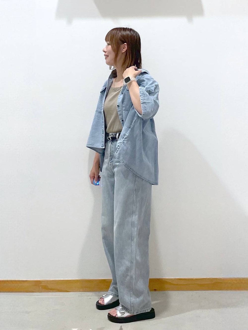 「デニムシャツ、デニムパンツ、タンクトップ、セールコーデ、まちがいない服_GLOBAL WORK、ネックレス、ベルト、サンダル、ラフ、楽ちんコーデ、カジュアル、体型カバー、ゆったり」|「GLOBAL WORKのGOODデニムバギーパンツ/118365(デニムパンツ、ブルー系)」を使った、hihihinappiさん(レディース・161cm)の夏コーディネートの2枚目の写真