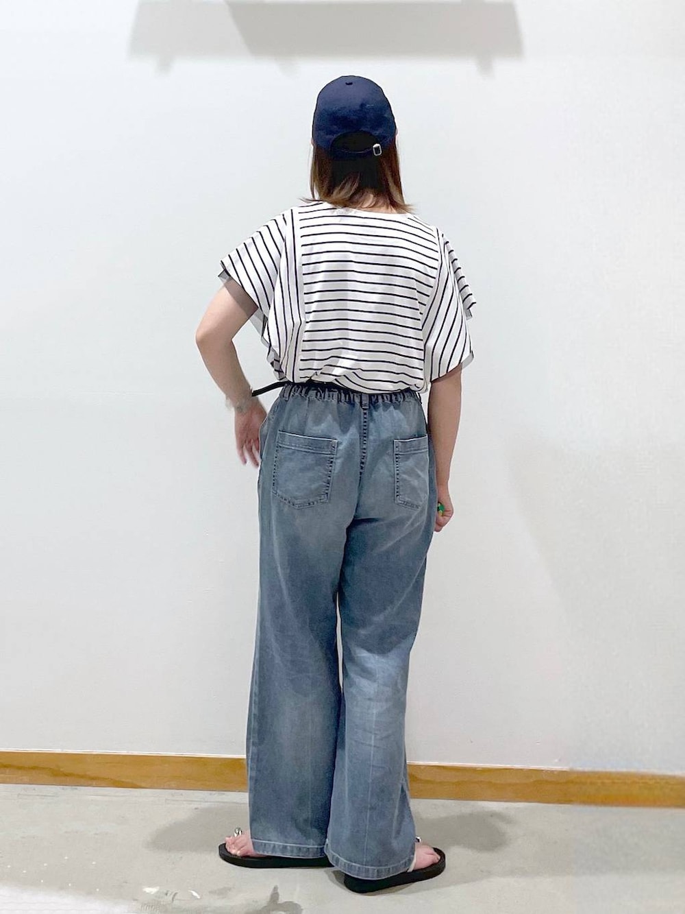 「カジュアル、体型カバー、ゆったり、キャップ、ネックレス、ボーダー、まちがいない服_GLOBAL WORK、デニムパンツ、ベルト、サンダル、セールコーデ、楽ちんコーデ、ラフ」｜「GLOBAL WORKの9TWENTYCAP/NEW ERA/252025（キャップ、ブルー系）」を使った、hihihinappiさん（レディース・161cm）の夏コーディネートの3枚目の写真