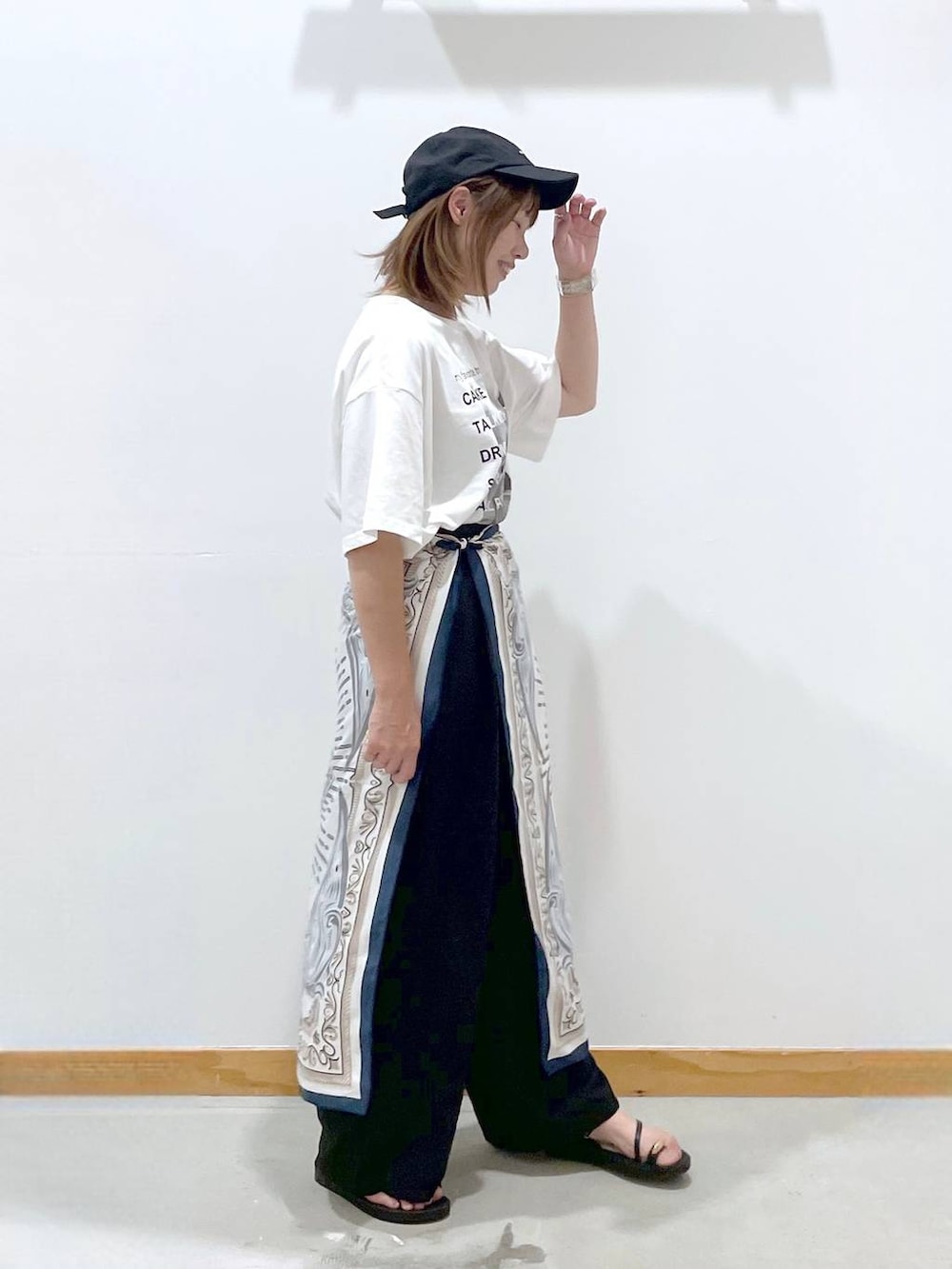 「カジュアル、体型カバー、ゆったり、Tシャツ、ヘビロッTEE_GLOBAL WORK、スカーフ、キャップ、ワイドパンツ、サンダル、セールコーデ、ママコーデ、ラフ、まちがいない服_GLOBAL WORK、楽ちんコーデ」｜「GLOBAL WORKのGOODデニムカーブパンツ/143956（デニムパンツ、ブルー系）」を使った、hihihinappiさん（レディース・161cm）の夏コーディネートの5枚目の写真