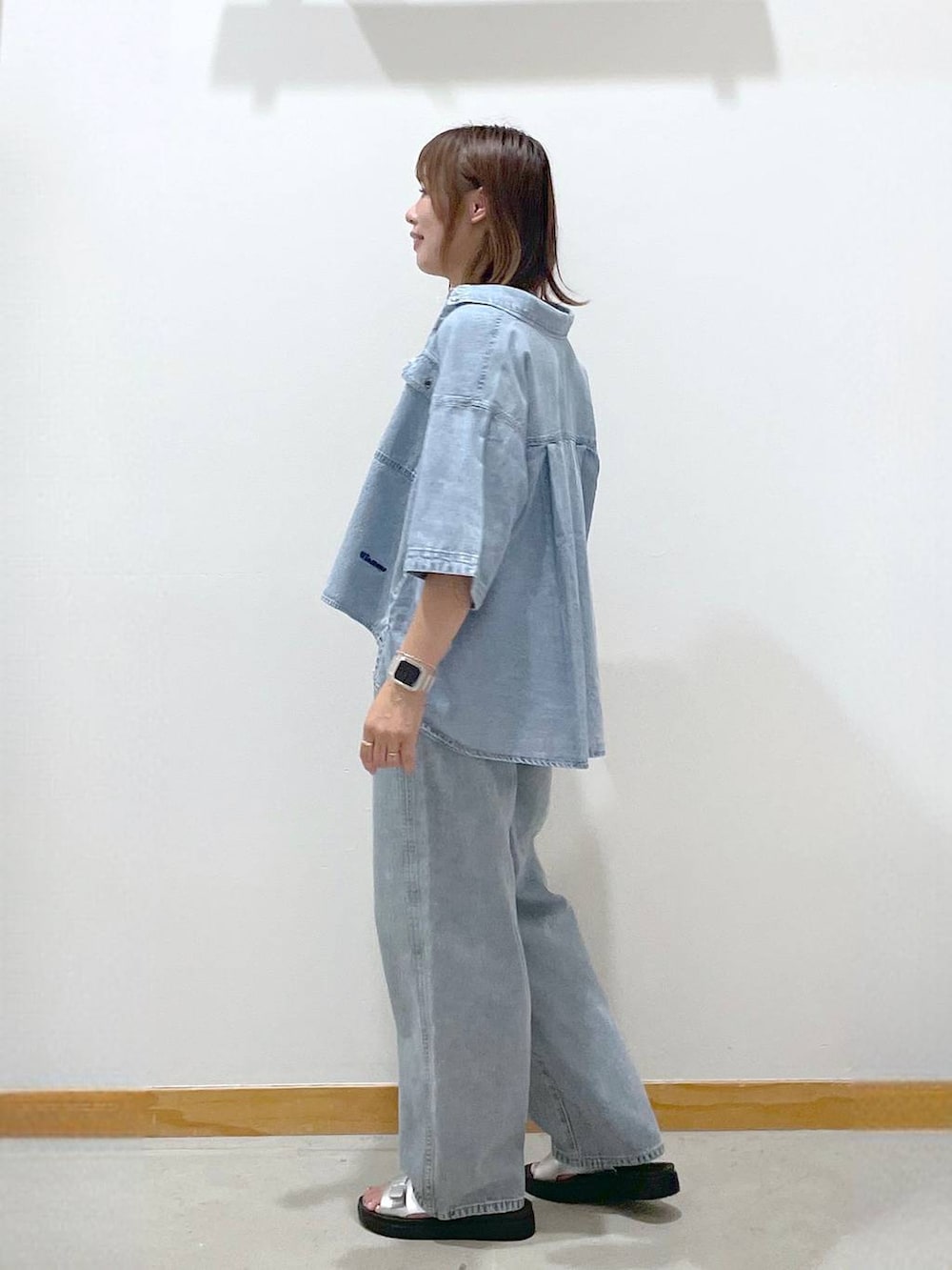 「デニムシャツ、デニムパンツ、タンクトップ、セールコーデ、まちがいない服_GLOBAL WORK、ネックレス、ベルト、サンダル、ラフ、楽ちんコーデ、カジュアル、体型カバー、ゆったり」|「GLOBAL WORKのGOODデニムバギーパンツ/118365(デニムパンツ、ブルー系)」を使った、hihihinappiさん(レディース・161cm)の夏コーディネートの3枚目の写真