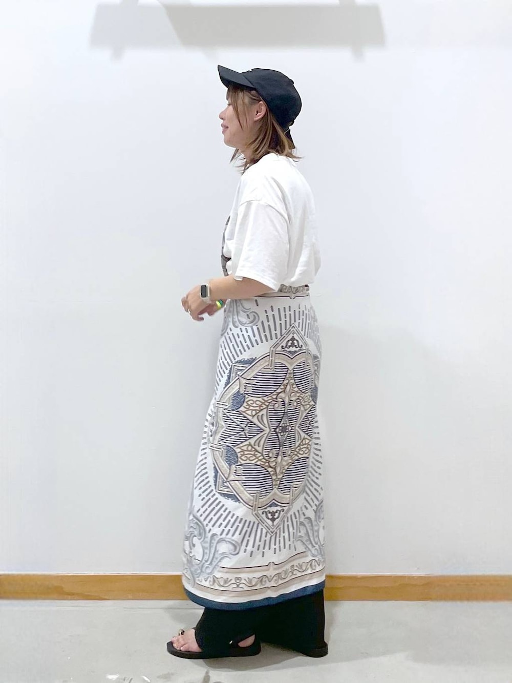 「カジュアル、体型カバー、ゆったり、Tシャツ、ヘビロッTEE_GLOBAL WORK、スカーフ、キャップ、ワイドパンツ、サンダル、セールコーデ、ママコーデ、ラフ、まちがいない服_GLOBAL WORK、楽ちんコーデ」｜「GLOBAL WORKのGOODデニムカーブパンツ/143956（デニムパンツ、ブルー系）」を使った、hihihinappiさん（レディース・161cm）の夏コーディネートの2枚目の写真