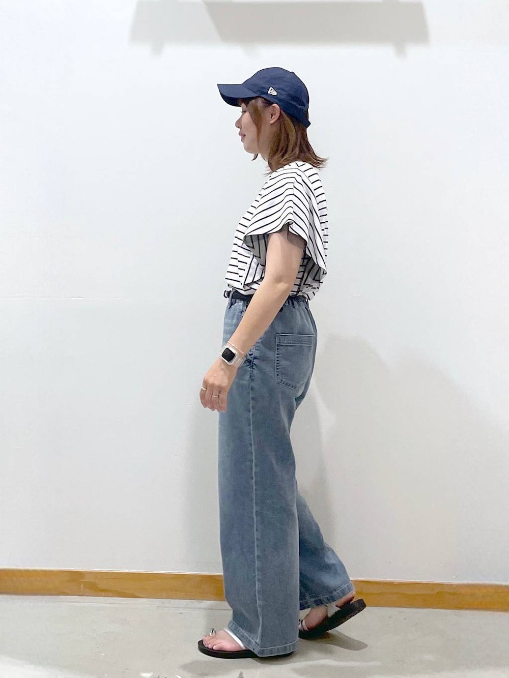 「カジュアル、体型カバー、ゆったり、キャップ、ネックレス、ボーダー、まちがいない服_GLOBAL WORK、デニムパンツ、ベルト、サンダル、セールコーデ、楽ちんコーデ、ラフ」｜「GLOBAL WORKの9TWENTYCAP/NEW ERA/252025（キャップ、ブルー系）」を使った、hihihinappiさん（レディース・161cm）の夏コーディネートの2枚目の写真