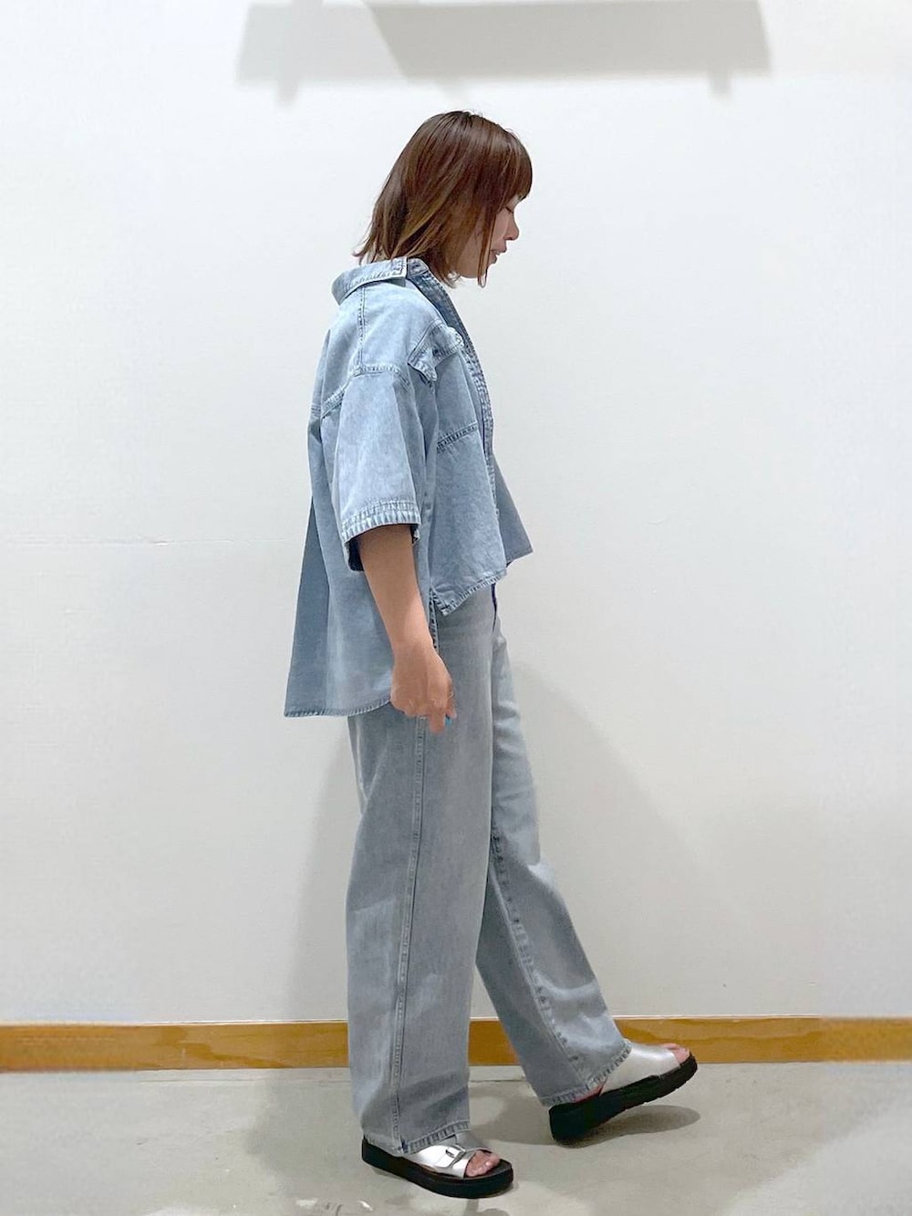 「デニムシャツ、デニムパンツ、タンクトップ、セールコーデ、まちがいない服_GLOBAL WORK、ネックレス、ベルト、サンダル、ラフ、楽ちんコーデ、カジュアル、体型カバー、ゆったり」|「GLOBAL WORKのGOODデニムバギーパンツ/118365(デニムパンツ、ブルー系)」を使った、hihihinappiさん(レディース・161cm)の夏コーディネートの5枚目の写真