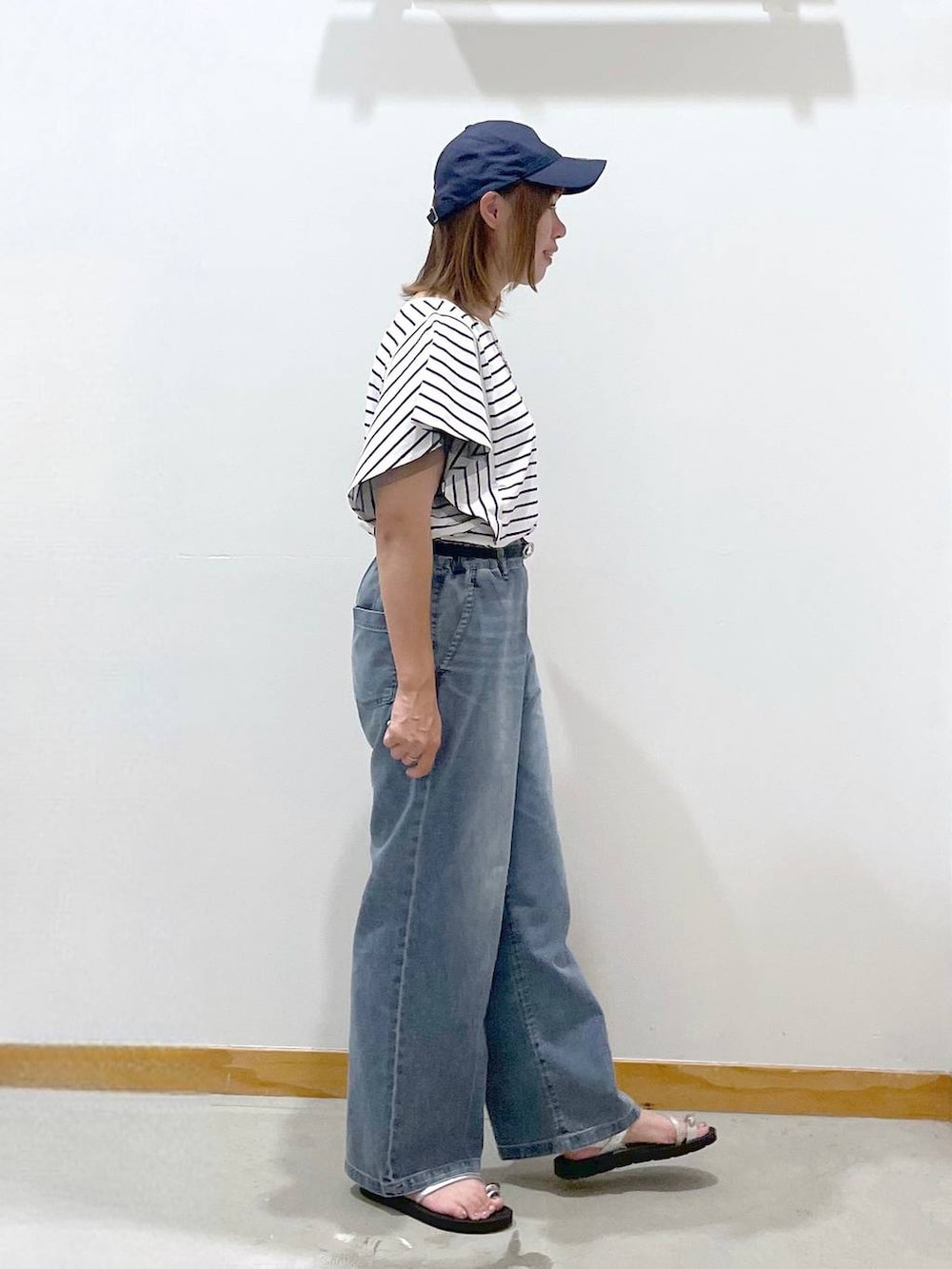 「カジュアル、体型カバー、ゆったり、キャップ、ネックレス、ボーダー、まちがいない服_GLOBAL WORK、デニムパンツ、ベルト、サンダル、セールコーデ、楽ちんコーデ、ラフ」｜「GLOBAL WORKの9TWENTYCAP/NEW ERA/252025（キャップ、ブルー系）」を使った、hihihinappiさん（レディース・161cm）の夏コーディネートの4枚目の写真