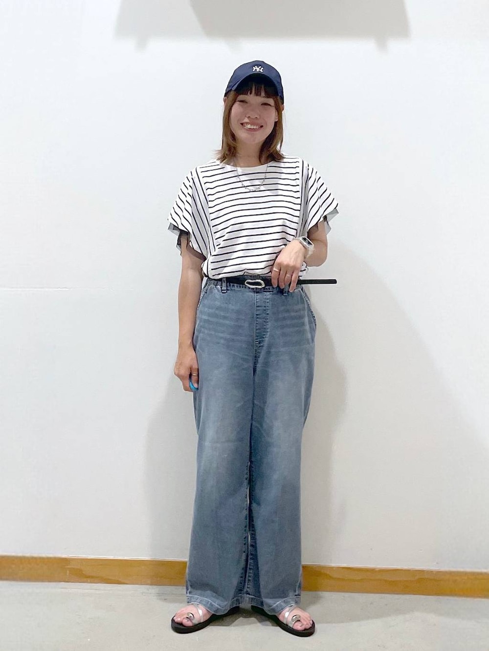 「カジュアル、体型カバー、ゆったり、キャップ、ネックレス、ボーダー、まちがいない服_GLOBAL WORK、デニムパンツ、ベルト、サンダル、セールコーデ、楽ちんコーデ、ラフ」｜「GLOBAL WORKの9TWENTYCAP/NEW ERA/252025（キャップ、ブルー系）」を使った、hihihinappiさん（レディース・161cm）の夏コーディネートの6枚目の写真