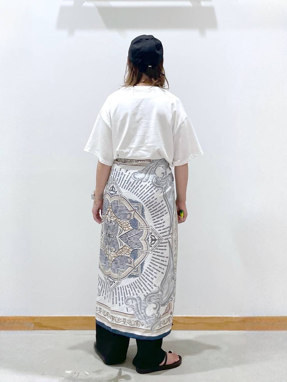 「カジュアル、体型カバー、ゆったり、Tシャツ、ヘビロッTEE_GLOBAL WORK、スカーフ、キャップ、ワイドパンツ、サンダル、セールコーデ、ママコーデ、ラフ、まちがいない服_GLOBAL WORK、楽ちんコーデ」｜「GLOBAL WORKのGOODデニムカーブパンツ/143956（デニムパンツ、ブルー系）」を使った、hihihinappiさん（レディース・161cm）の夏コーディネートの3枚目の写真