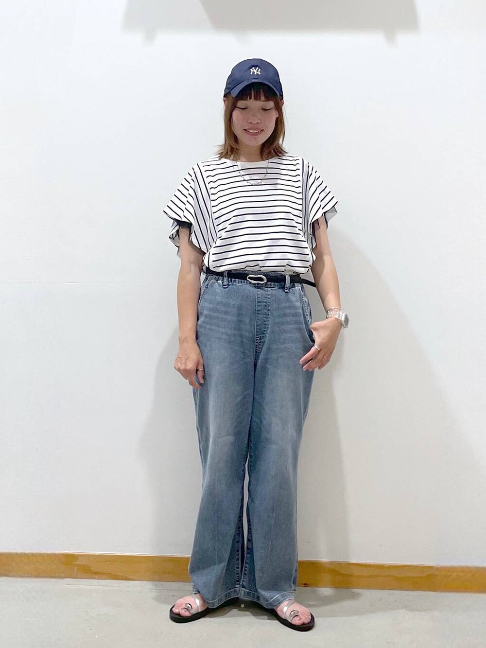 「カジュアル、体型カバー、ゆったり、キャップ、ネックレス、ボーダー、まちがいない服_GLOBAL WORK、デニムパンツ、ベルト、サンダル、セールコーデ、楽ちんコーデ、ラフ」｜「GLOBAL WORKの9TWENTYCAP/NEW ERA/252025（キャップ、ブルー系）」を使った、hihihinappiさん（レディース・161cm）の夏コーディネートの5枚目の写真
