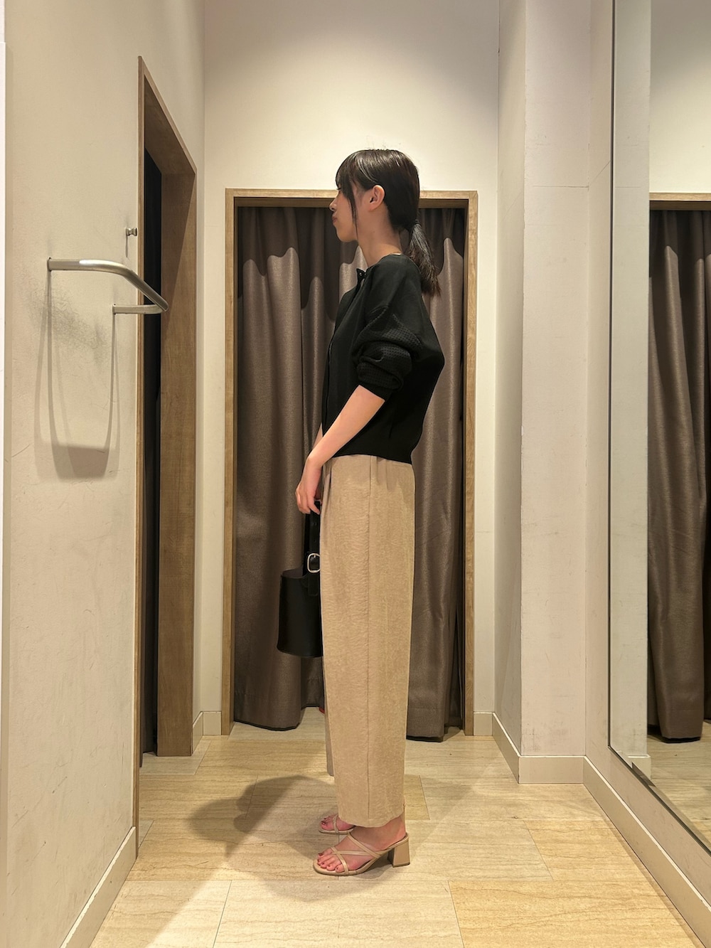 ブラック系のカーディガン/ボレロ、ベージュ系のその他パンツ、ブラック系のショルダーバッグを着用したレディースの夏コーディネートの2枚目の写真