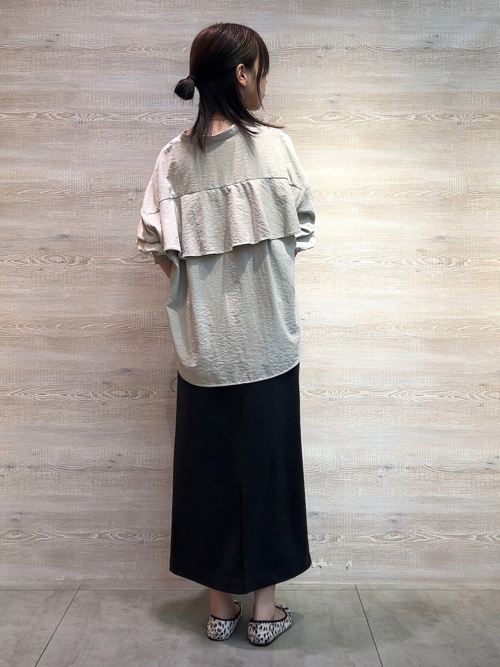 グレー系のシャツ/ブラウス、グレー系のスカート、ブラック系のショルダーバッグを着用したレディースの秋コーディネートの3枚目の写真