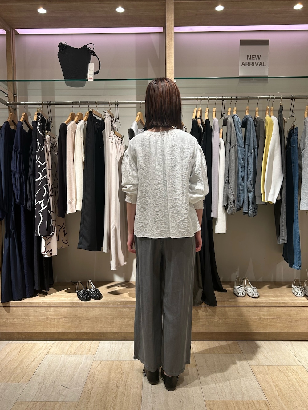 ホワイト系のシャツ/ブラウス、グレー系のその他パンツを着用したレディースの春コーディネートの2枚目の写真