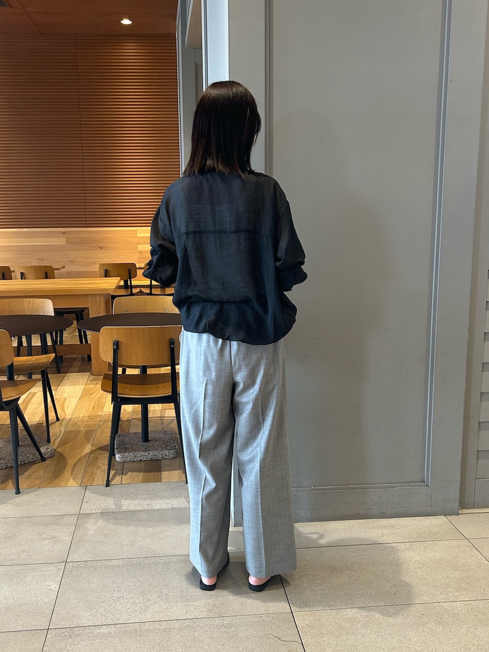 ブラック系のブルゾン、ブルー系のその他パンツ、グレー系のショルダーバッグを着用したレディースの夏コーディネートの4枚目の写真