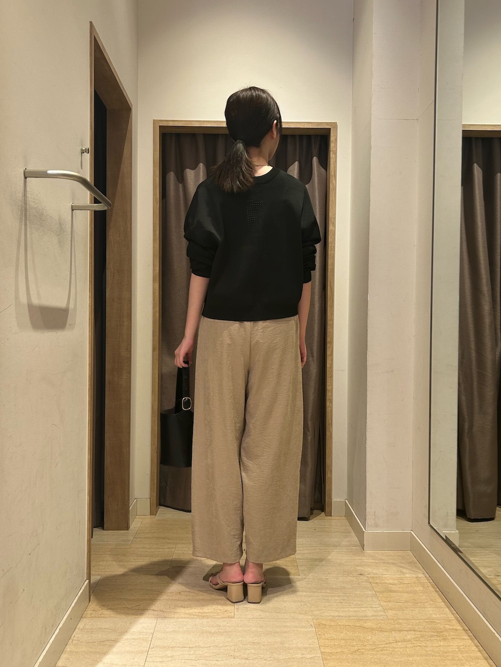 ブラック系のカーディガン/ボレロ、ベージュ系のその他パンツ、ブラック系のショルダーバッグを着用したレディースの夏コーディネートの3枚目の写真