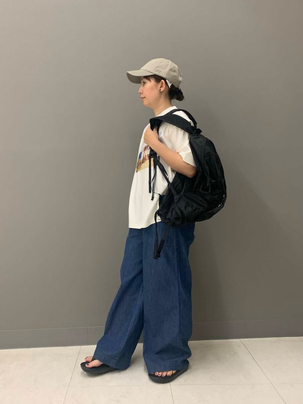 suzuさんの「デニムベイカーイージーパンツ（URBAN RESEARCH Sonny Label）」を使ったコーディネートの2枚目の写真