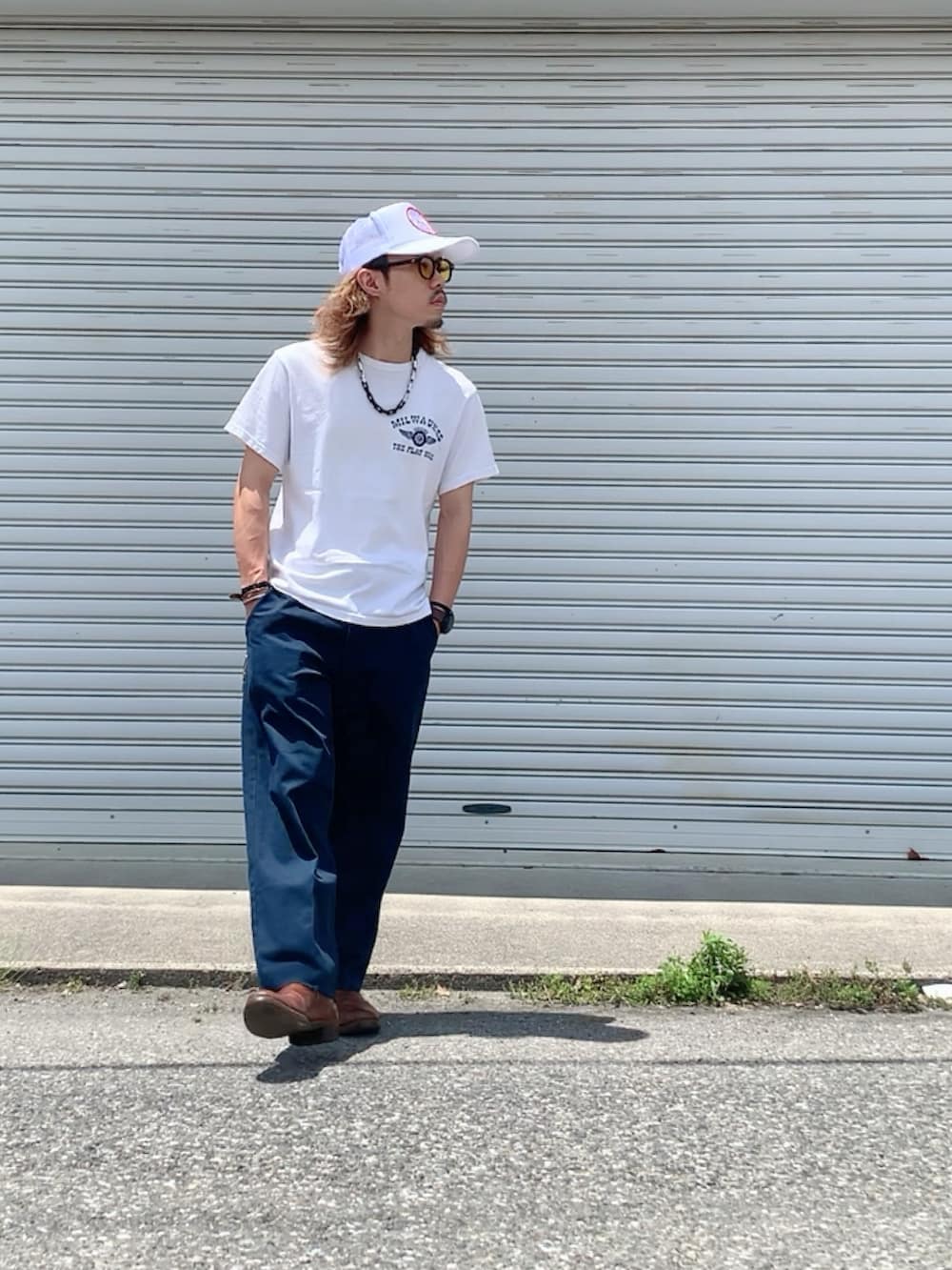 ブルー系のチノパンツ、ホワイト系のTシャツ/カットソー、ブラウン系のブーツを着用したメンズの夏コーディネートの3枚目の写真
