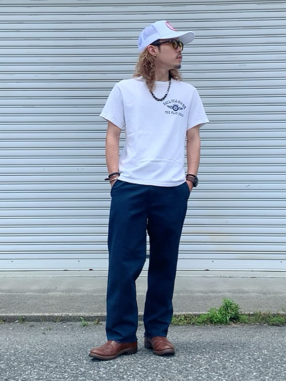 ブルー系のチノパンツ、ホワイト系のTシャツ/カットソー、ブラウン系のブーツを着用したメンズの夏コーディネートの4枚目の写真